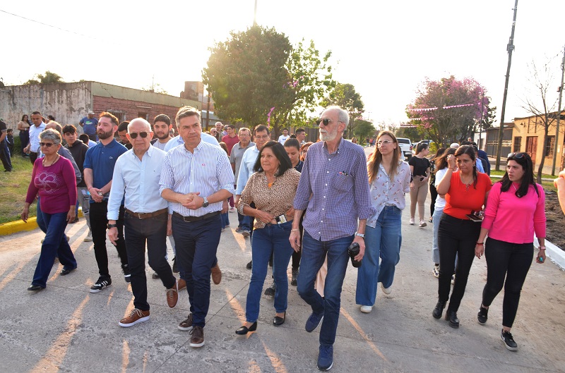 Pavimento en el barrio Aramburu: “Queremos que vuelva a ser la Resistencia linda, que todos disfrutemos”, dijo Zarabozo Pavimento en el barrio Aramburu: “Queremos que vuelva a ser la Resistencia linda, que todos disfrutemos”, dijo Zarabozo