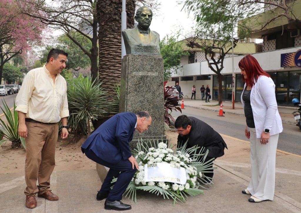Sentido homenaje de Resistencia a los maestros, al conmemorarse su día Sentido homenaje de Resistencia a los maestros, al conmemorarse su día