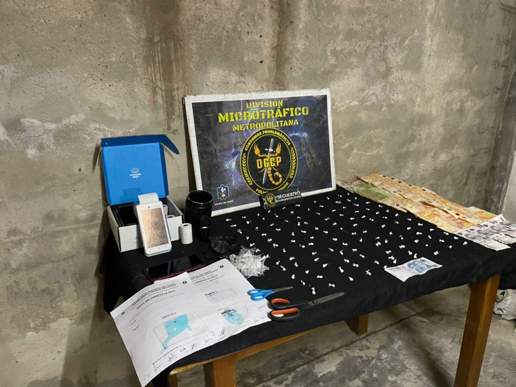 En un allanamiento secuestran “bochitas” de cocaína y dinero en efectivo