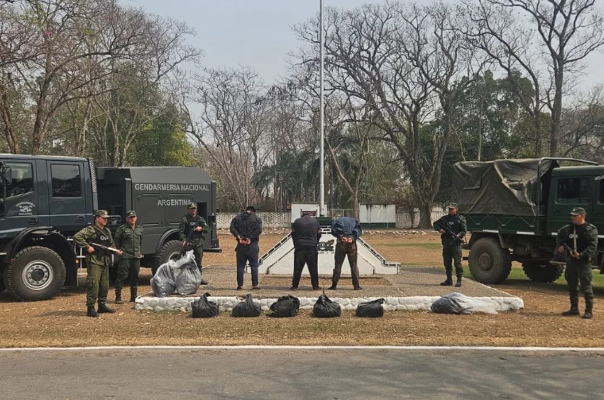 Decomisaron más de 122 kilos de cocaína y detuvieron a tres narcos tras un enfrentamiento armado: hay un muerto Decomisaron más de 122 kilos de cocaína y detuvieron a tres narcos tras un enfrentamiento armado: hay un muerto