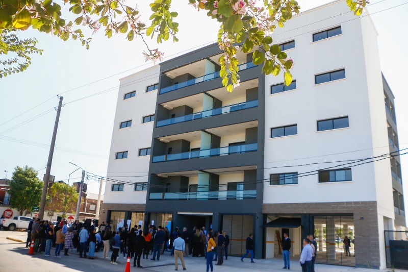 Mi Hogar III: Zdero entregó las llaves de 24 departamentos a familias de Resistencia Mi Hogar III: Zdero entregó las llaves de 24 departamentos a familias de Resistencia