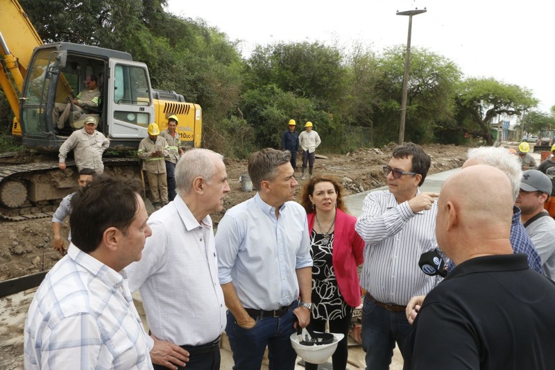 El gobernador Zdero supervisó el avance de la obra de pavimentación de la Avenida Coronel Falcón El gobernador Zdero supervisó el avance de la obra de pavimentación de la Avenida Coronel Falcón