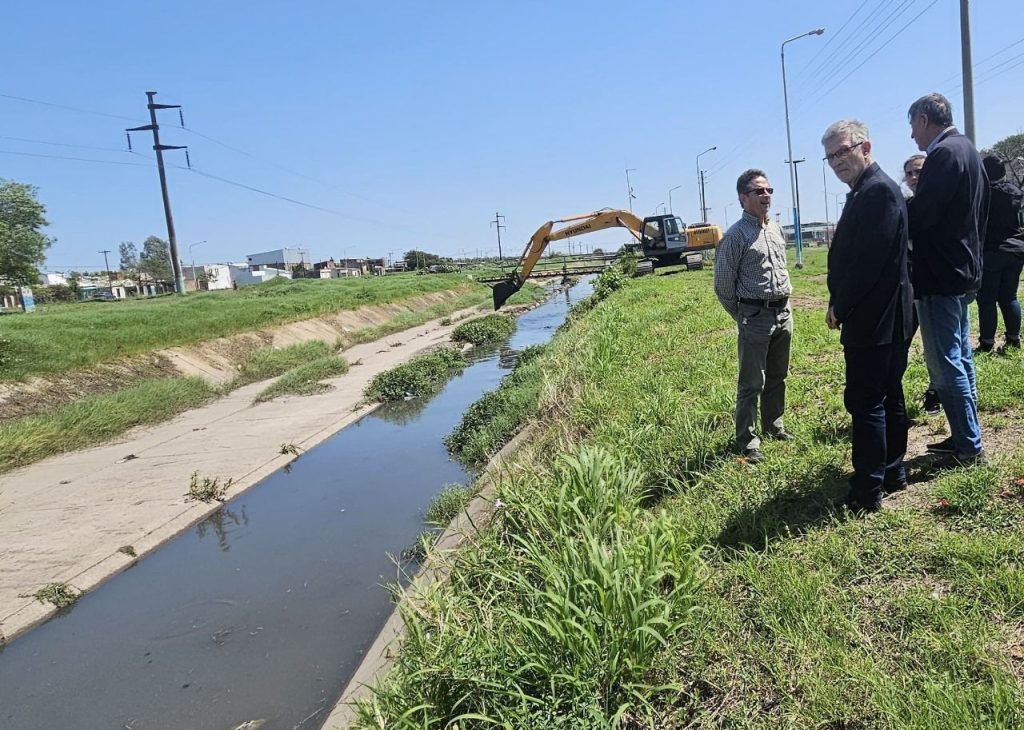El Gobierno provincial avanza con el mantenimiento de canales rurales, urbanos y cuidado de lagunas