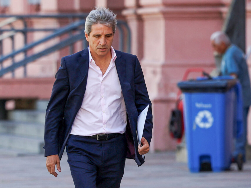 Caputo sale a buscar financiamiento para pagar vencimientos por ,2 billones Caputo sale a buscar financiamiento para pagar vencimientos por ,2 billones