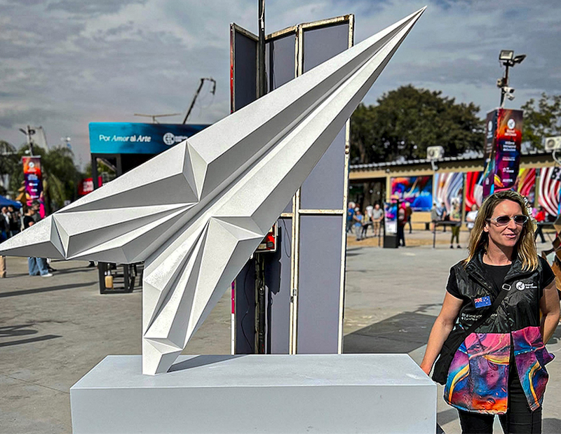 Emplazan una nueva escultura en Resistencia, “Mensaje” de Anna Korver Emplazan una nueva escultura en Resistencia, “Mensaje” de Anna Korver