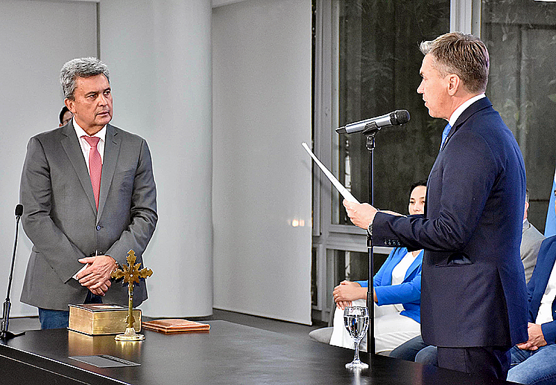 El gobernador Zdero tomó juramento a los nuevos ministros Galarza y Zimmerman El gobernador Zdero tomó juramento a los nuevos ministros Galarza y Zimmerman