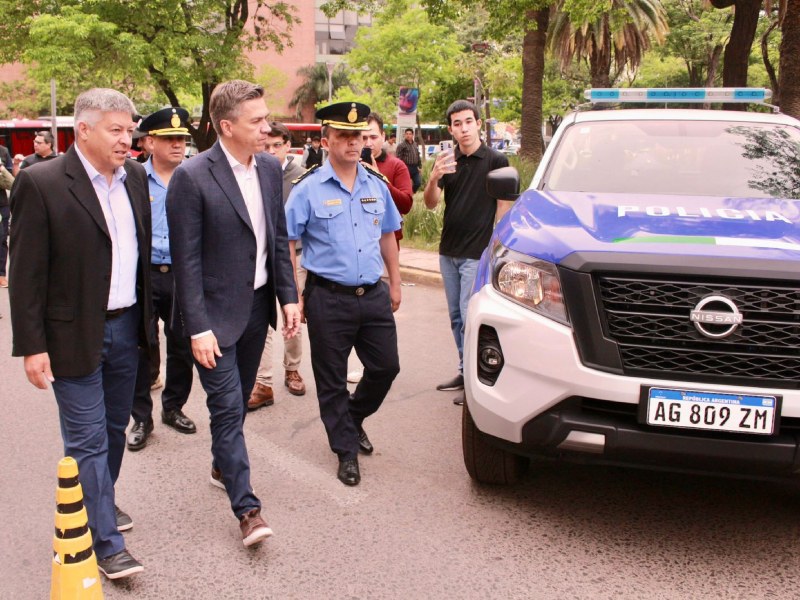 Zdero entregó patrulleros y motos para Comisarías de Resistencia y el interior Zdero entregó patrulleros y motos para Comisarías de Resistencia y el interior