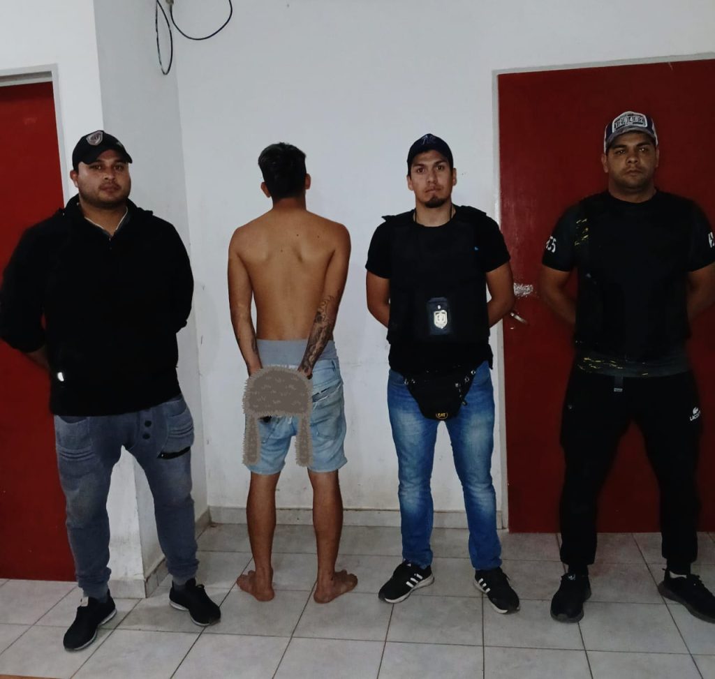 Aprehenden a un sujeto que intentó robar un auto y amenazó a una mujer