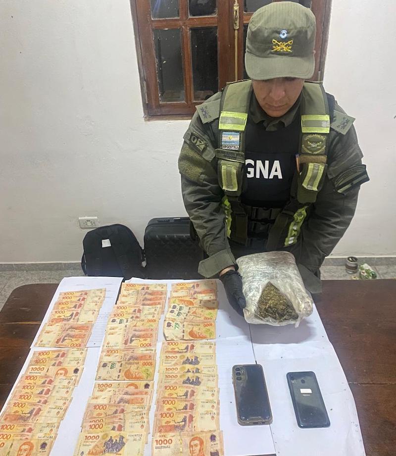 Gendarmería secuestró marihuana en un transporte de pasajeros durante un control en rutas provinciales 3 y 90 Gendarmería secuestró marihuana en un transporte de pasajeros durante un control en rutas provinciales 3 y 90