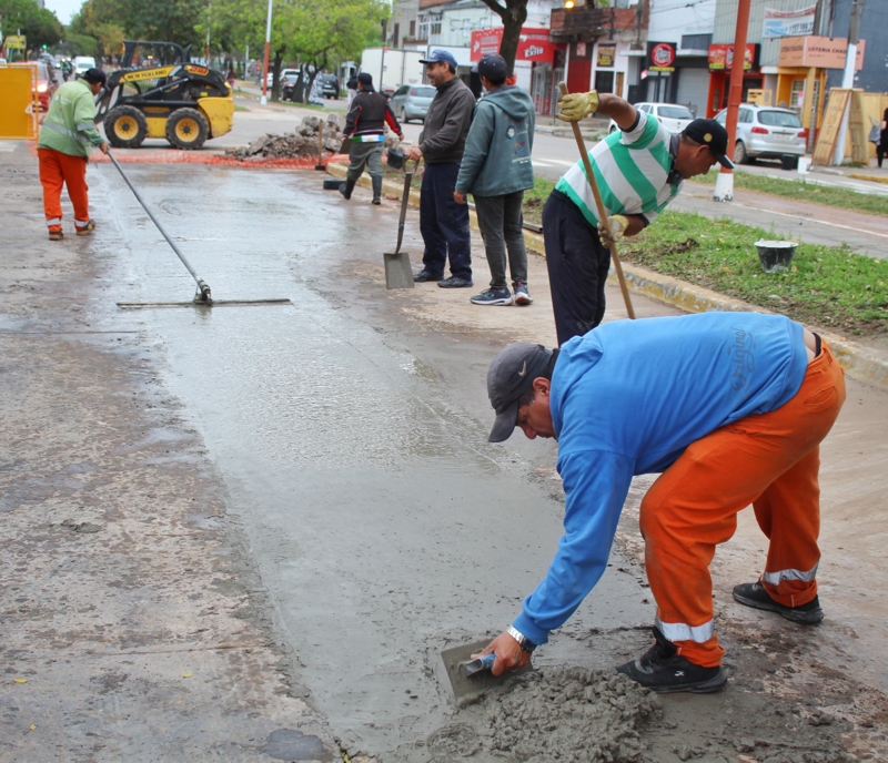 El Municipio reparó la calzada de avenida Sarmiento al 1300 El Municipio reparó la calzada de avenida Sarmiento al 1300