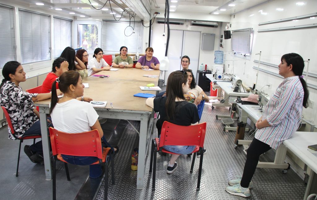 Capacitan a emprendedores en la confección y diseño de indumentarias Capacitan a emprendedores en la confección y diseño de indumentarias