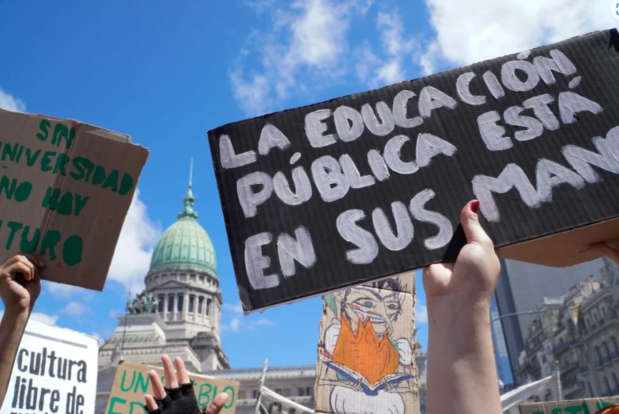 Las Universidades no se rinden ante la asfixia que les aplica el gobierno de Milei Las Universidades no se rinden ante la asfixia que les aplica el gobierno de Milei