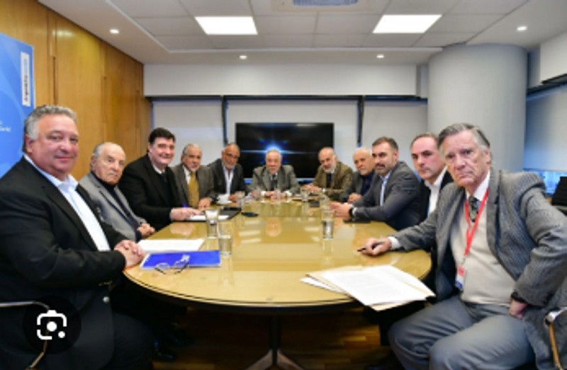 Hubo acuerdo y se firmó la revisión de la paritaria mercantil Hubo acuerdo y se firmó la revisión de la paritaria mercantil