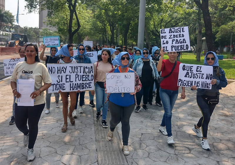 Las “Madres contra el hambre” vuelven otra vez a Casa de Gobierno Las “Madres contra el hambre” vuelven otra vez a Casa de Gobierno