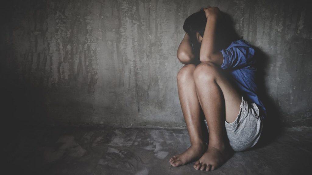 Padre y tía acusados de maltratar a una niña y reducirla a la servidumbre