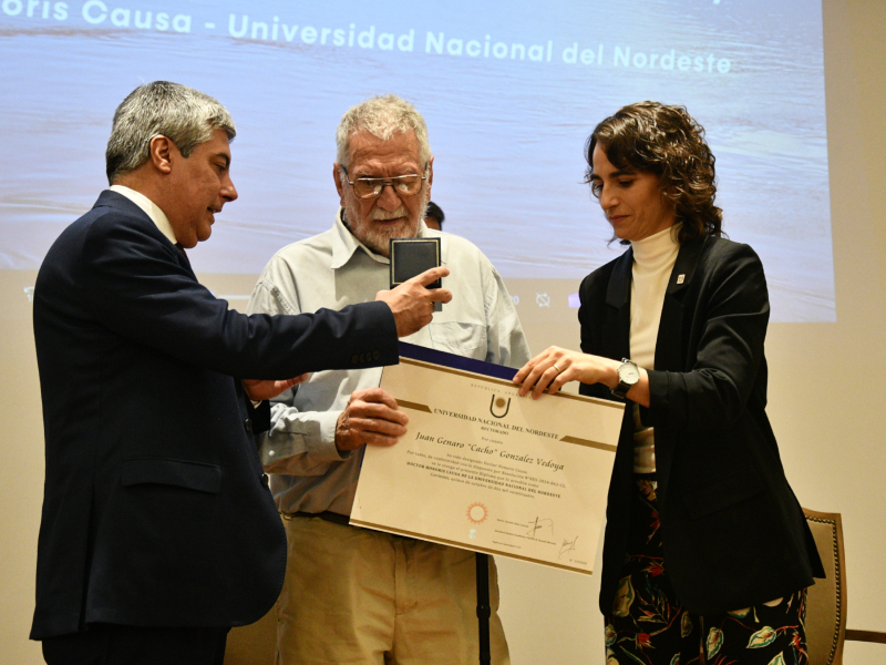 Cacho González Vedoya recibió el Doctorado Honoris Causa de la UNNE por su aporte cultural Cacho González Vedoya recibió el Doctorado Honoris Causa de la UNNE por su aporte cultural