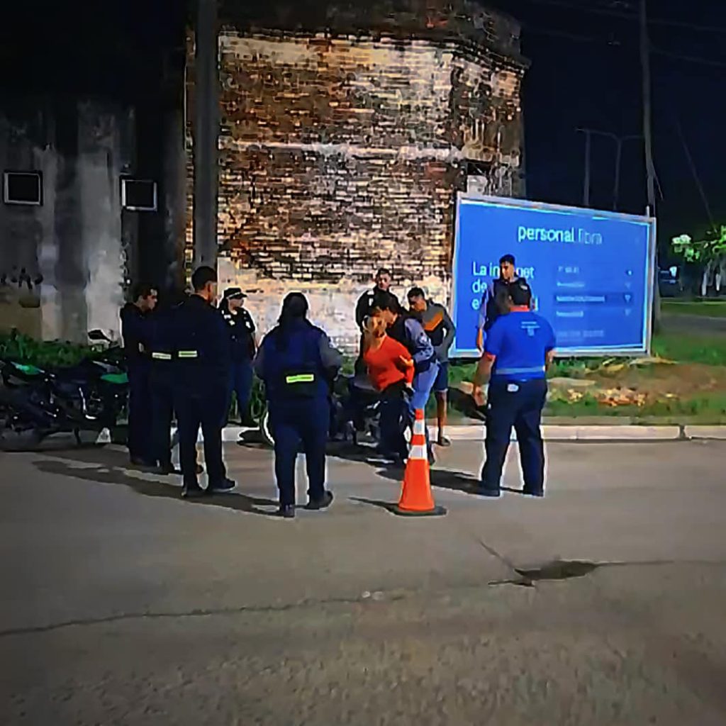 Fue interceptada tras cruzar un semáforo en rojo, se puso violenta y terminó presa