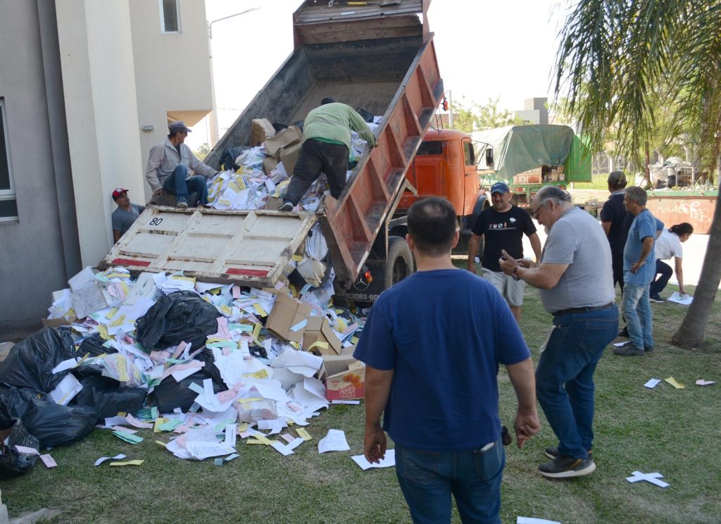 La Municipalidad entregó cuatro camiones repletos de papel en desuso a la fundación Ciudad Limpia