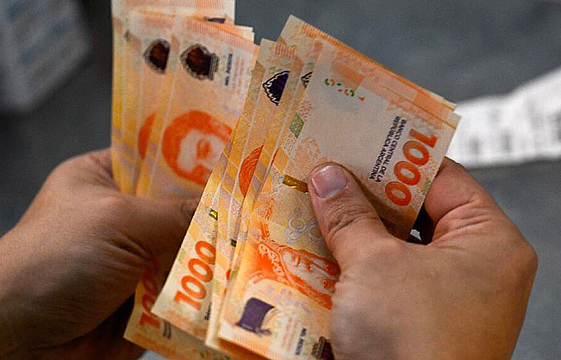 Sin acuerdo otra vez, el Gobierno de Milei aumentará el salario mínimo por decreto Sin acuerdo otra vez, el Gobierno de Milei aumentará el salario mínimo por decreto