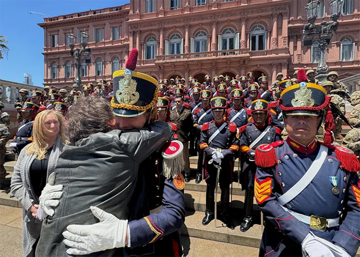 Milei celebró el bicentenario de la guardia de granaderos de la Casa Rosada al ritmo de “Panic show” Milei celebró el bicentenario de la guardia de granaderos de la Casa Rosada al ritmo de “Panic show”