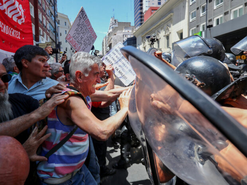 Golpe deliberado del Gobierno a los jubilados: la quita de medicamentos del PAMI afecta a 1,7 millones de personas Golpe deliberado del Gobierno a los jubilados: la quita de medicamentos del PAMI afecta a 1,7 millones de personas