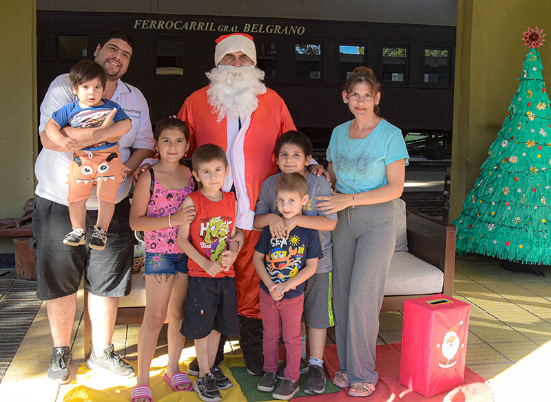 En Sáenz Peña, Papá Noel recibió cartas y se sacó foto con los niños en el Paseo de Artesanos En Sáenz Peña, Papá Noel recibió cartas y se sacó foto con los niños en el Paseo de Artesanos