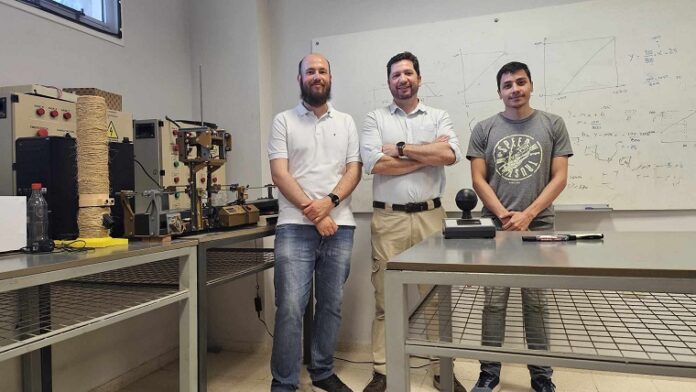 Becario desarrolla un medidor de estrés térmico y calidad del aire en ambientes Becario desarrolla un medidor de estrés térmico y calidad del aire en ambientes