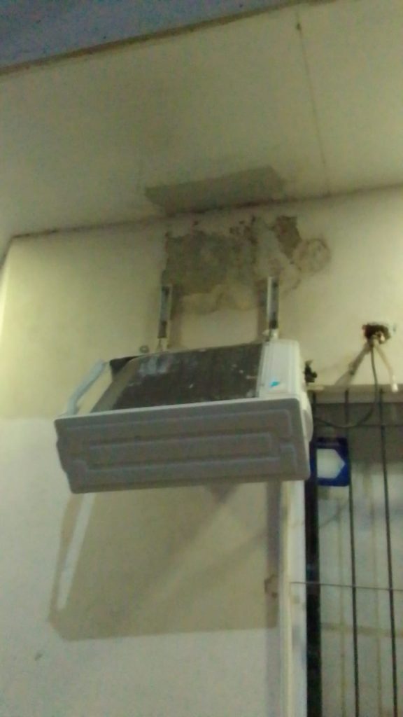 Intentó llevarse un aire acondicionado, pero fue detenido en el intento