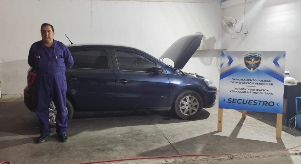 Peritos detectan documentación apócrifa al verificar un automóvil