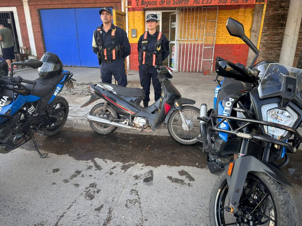 No pasaron el control: uno conducía una moto adulterada y el otro un rodado robado