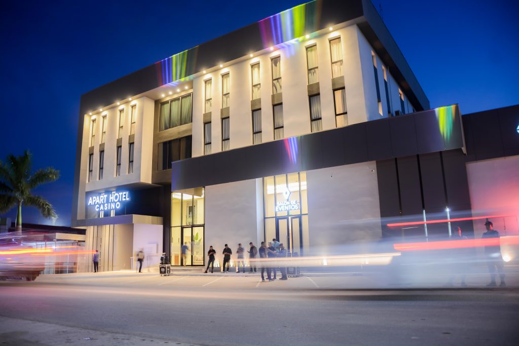 Apoyo al sector privado: Zdero acompañó la inauguración del hotel Platinum en San Martín