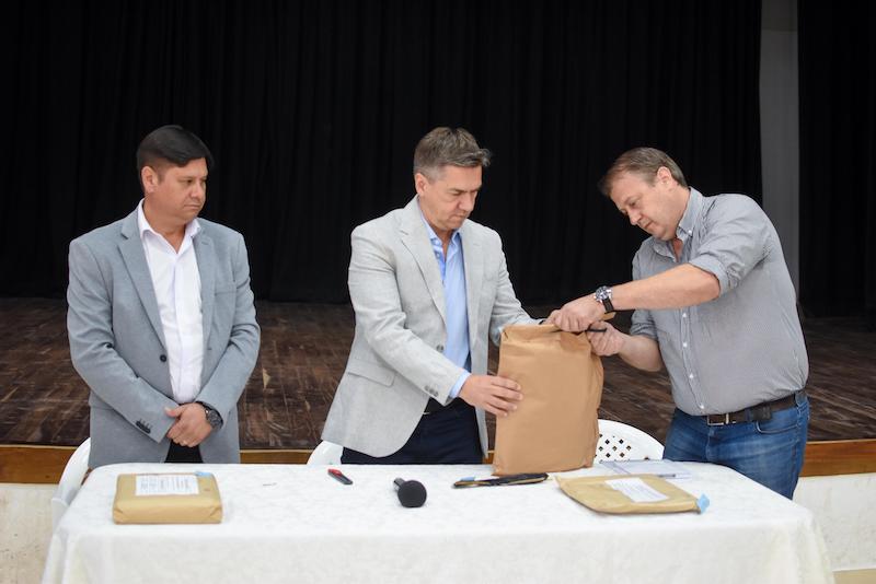 En Quitilipi, el gobernador encabezó la apertura de sobres de la licitación para la repavimentación de accesos a la ciudad En Quitilipi, el gobernador encabezó la apertura de sobres de la licitación para la repavimentación de accesos a la ciudad