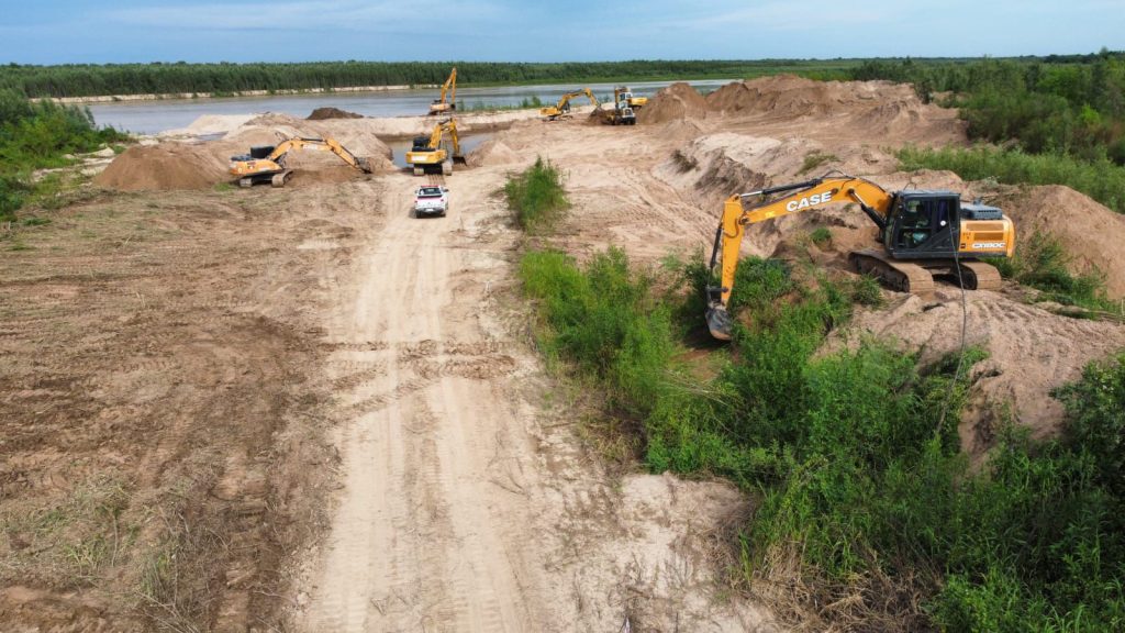 Vialidad Provincial trabaja en reencauzar el río Bermejo a la altura de Puerto Lavalle