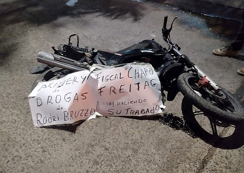 ‘Delivery de drogas’ en Bella Vista: una camioneta arrastró una moto y dejó un misterioso cartel ‘Delivery de drogas’ en Bella Vista: una camioneta arrastró una moto y dejó un misterioso cartel