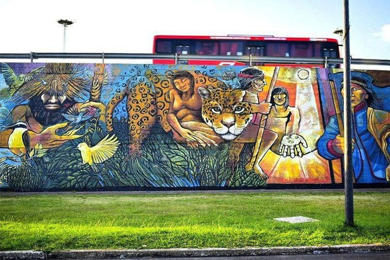 A lo largo de 325 metros, finalizó la restauración del histórico mural de la Correntinidad A lo largo de 325 metros, finalizó la restauración del histórico mural de la Correntinidad