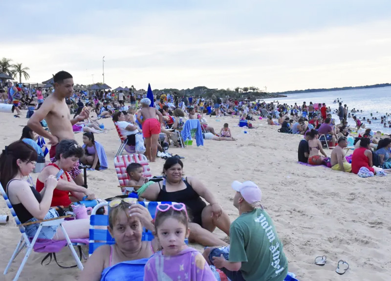 Más de 20 mil personas pasaron el 1º de enero por las playas capitalinas correntinas Más de 20 mil personas pasaron el 1º de enero por las playas capitalinas correntinas