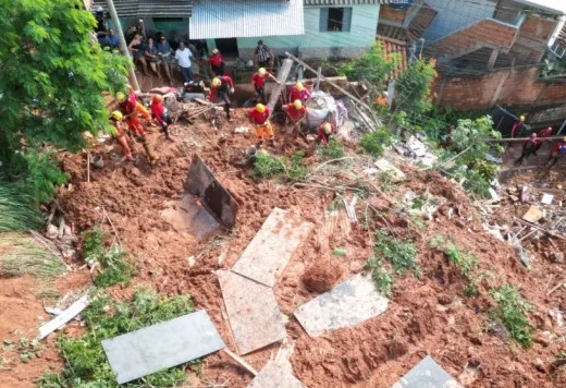 Al menos diez muertos y tres desaparecidos tras deslizamientos de tierra en el sureste de Brasil Al menos diez muertos y tres desaparecidos tras deslizamientos de tierra en el sureste de Brasil