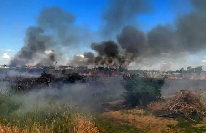 Corrientes: incendio de pastizales ‘nubló’ el Corsódromo Nolo Alías y el aeropuerto Piragine Niveyro Corrientes: incendio de pastizales ‘nubló’ el Corsódromo Nolo Alías y el aeropuerto Piragine Niveyro