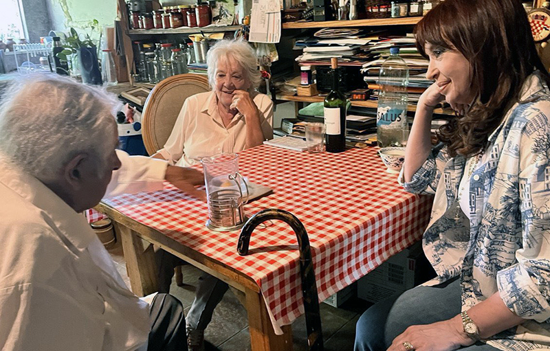 “Militantes hasta el último día”: Cristina visitó a Pepe Mujica y a su esposa en Uruguay “Militantes hasta el último día”: Cristina visitó a Pepe Mujica y a su esposa en Uruguay