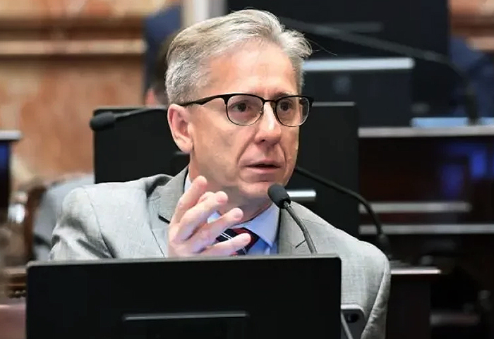 Bochorno radical en el Senado: el correntino Vischi firmó el proyecto pero votó en contra Bochorno radical en el Senado: el correntino Vischi firmó el proyecto pero votó en contra