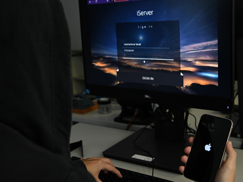 “Operación Kaerb”: van a juicio cinco acusados por crear y utilizar una plataforma que enseñaba cómo desbloquear iPhones robados “Operación Kaerb”: van a juicio cinco acusados por crear y utilizar una plataforma que enseñaba cómo desbloquear iPhones robados