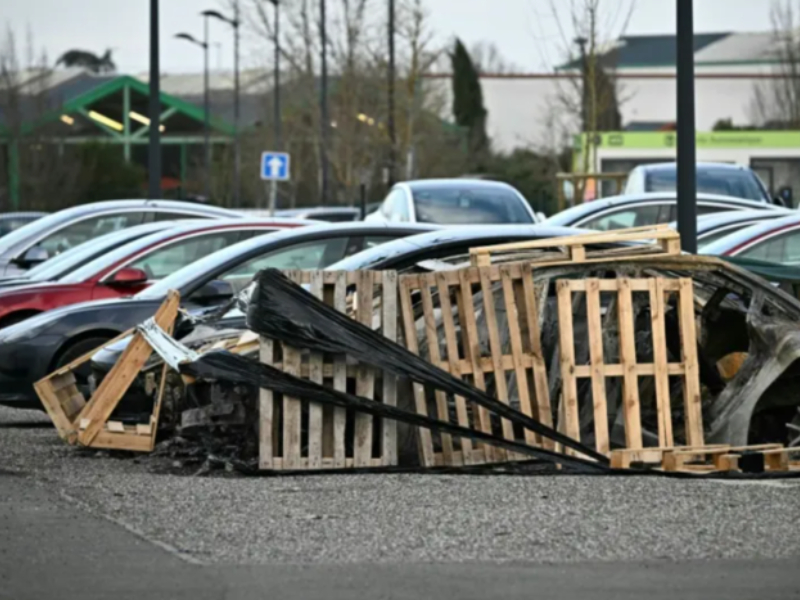Ataques contra autos Tesla en Alemania: crecen las protestas contra Elon Musk en Europa Ataques contra autos Tesla en Alemania: crecen las protestas contra Elon Musk en Europa