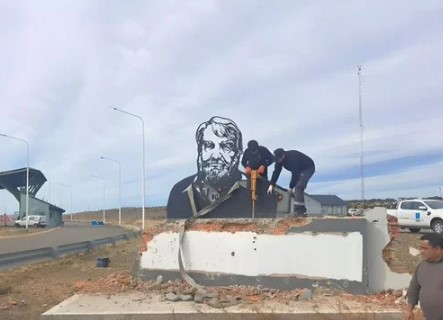 Vialidad Nacional restituirá a Santa Cruz el monumento derribado en homenaje a Osvaldo Bayer Vialidad Nacional restituirá a Santa Cruz el monumento derribado en homenaje a Osvaldo Bayer