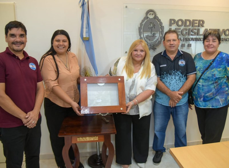 Presentaron a la Legislatura un cofre realizado en la E.F.P. Nº34 de Margarita Belén para las banderas de veteranos de Malvinas Presentaron a la Legislatura un cofre realizado en la E.F.P. Nº34 de Margarita Belén para las banderas de veteranos de Malvinas