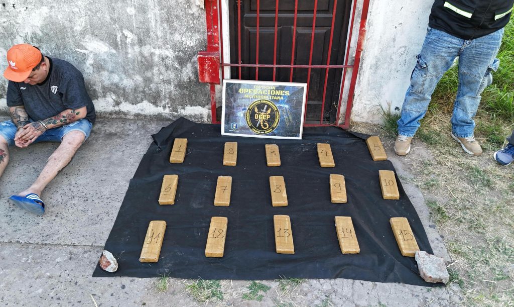Intentó escapar con 15 panes de marihuana, pero los efectivos de antinarcóticos lo atraparon