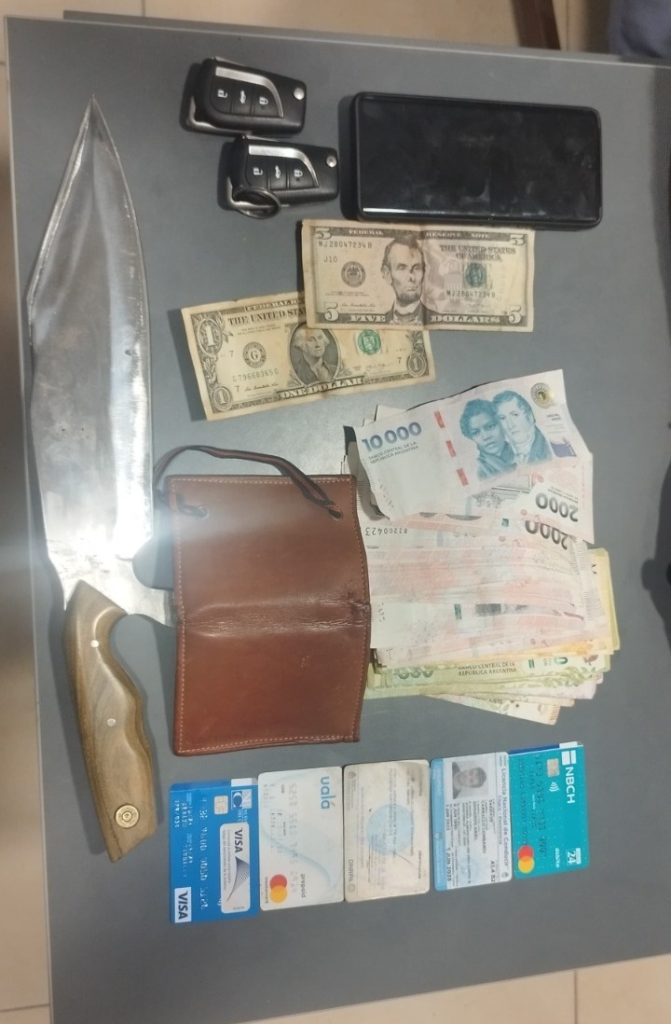 Amenazó con un cuchillo, golpeó a un peatón y agredió a la policía