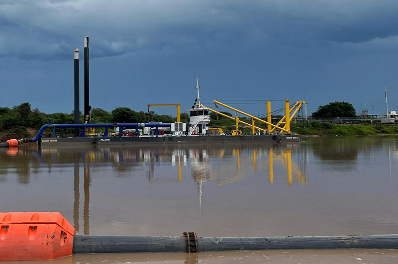 Riacho Barranqueras: dragan la zona del muelle a YPF para garantizar abastecimiento de combustibles Riacho Barranqueras: dragan la zona del muelle a YPF para garantizar abastecimiento de combustibles