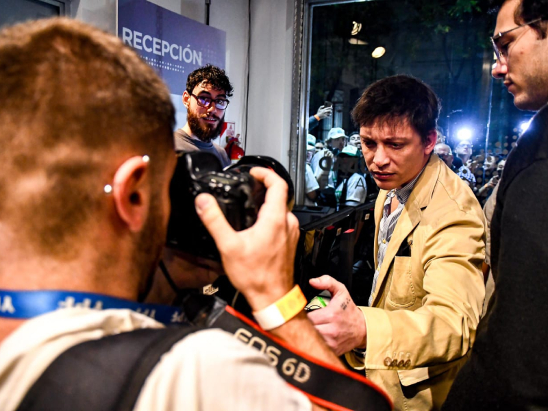 Antes del debate, Santiago Caputo increpó a un fotógrafo y le realizó un grave gesto de intimidación Antes del debate, Santiago Caputo increpó a un fotógrafo y le realizó un grave gesto de intimidación