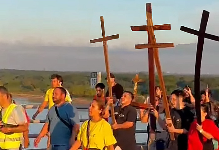 Viernes Santo: con las primeras luces de la mañana culminaba el vía crucis interprovincial Chaco-Corrientes Viernes Santo: con las primeras luces de la mañana culminaba el vía crucis interprovincial Chaco-Corrientes