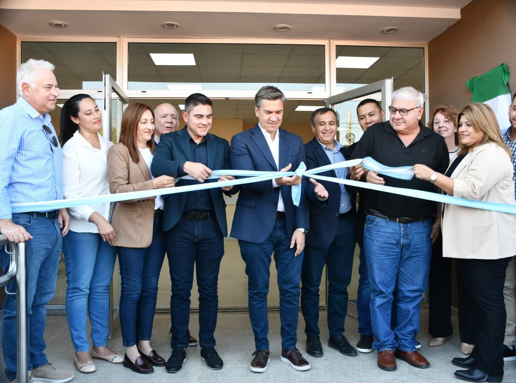 El gobernador Zdero inauguró refacciones integrales en el Hospital de San Bernardo y entregó vehículos